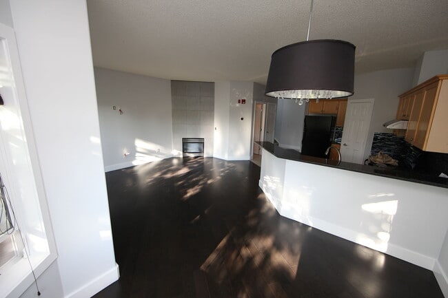 Photo du bâtiment - Stanley Park/Elboya - 2 Bdrm/2 Bath, 2 Lev...