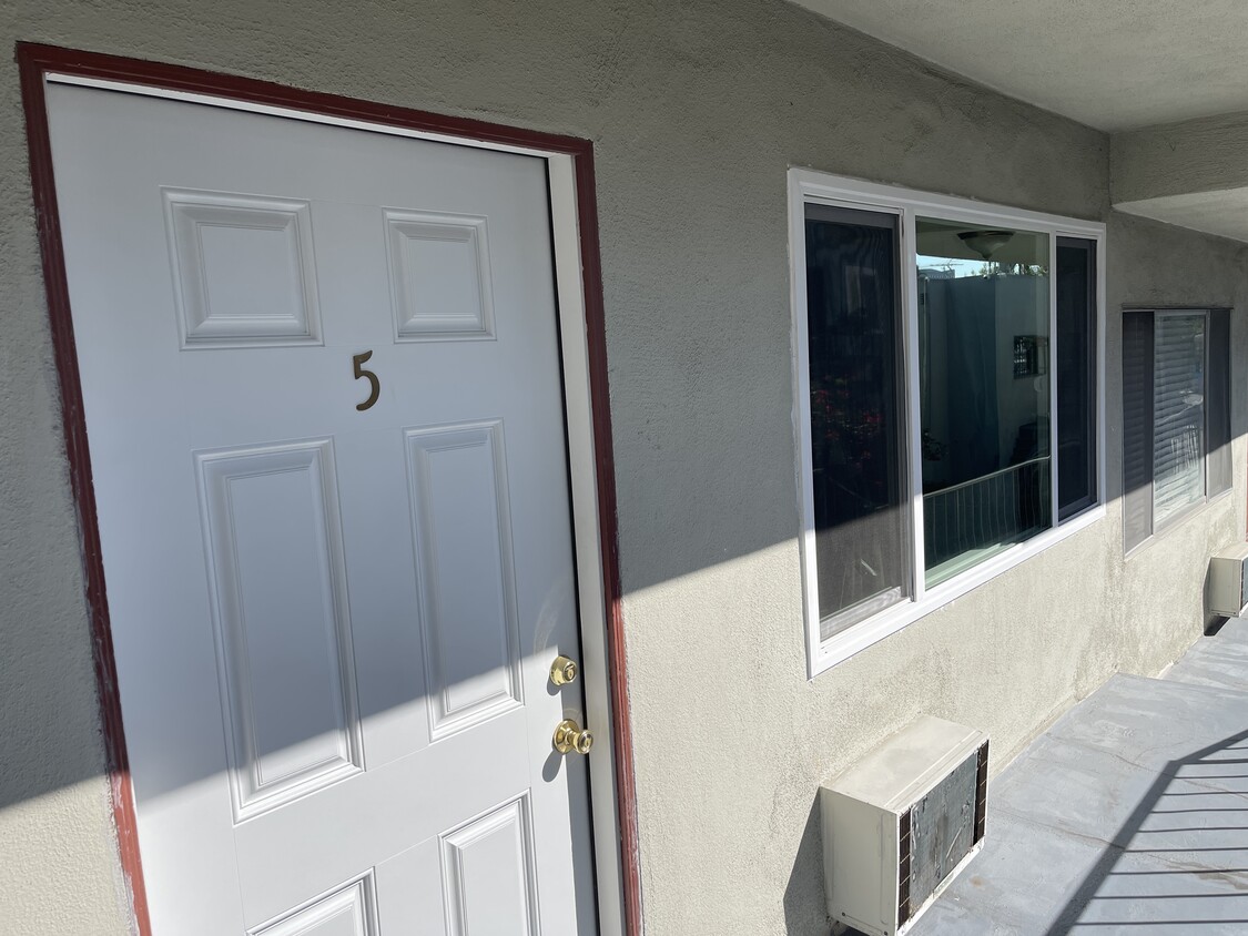 Quiet apartment with new double pane windows. - 1941 Wilcox Ave