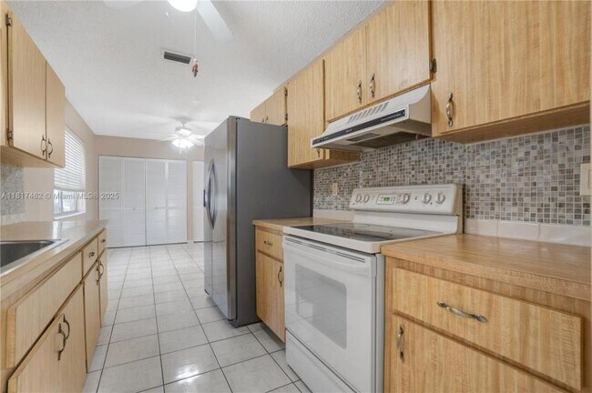 Building Photo - 3 bedroom in Hollywood FL 33020