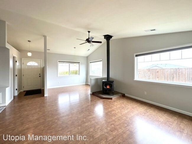 Building Photo - 3 br, 2 bath House - 3340 SW Salmon Ct