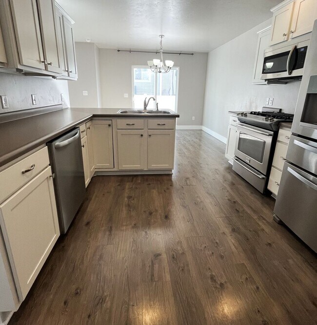 Building Photo - Beautiful 3 Bedroom Townhome in Bluffdale