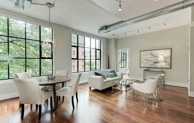 Building Photo - Stylish Clarendon Loft