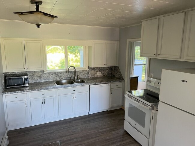 Foto del edificio - 2 BEDROOM BUNGALOW WITH CARPORT ON WEST SI...