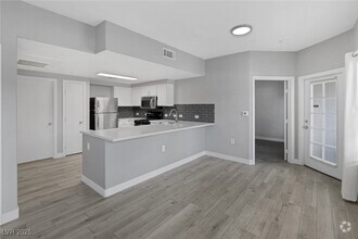 Building Photo - 3400 Cabana Dr