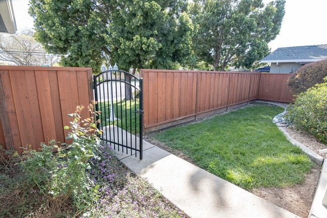 Building Photo - 3041 Pruneridge Ave