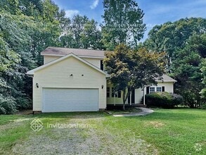 Building Photo - 2611 Meadow Ln