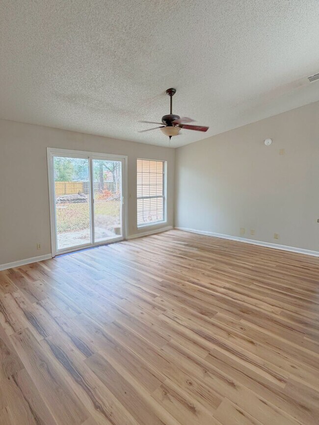 Foto del edificio - 4/2 with LARGE fenced in yard and recently renovated!