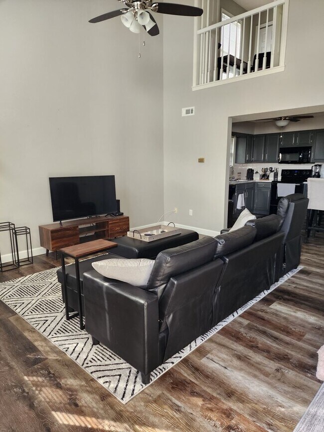 Building Photo - 3 bedroom, 2 bathroom fully furnished on t...