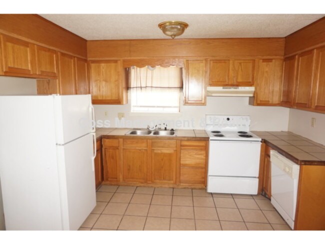 Foto del edificio - Two Bedroom Townhouse Near Pulaski Tech