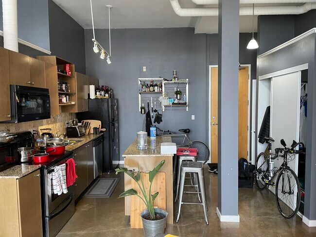 Photo du bâtiment - 404 King St W