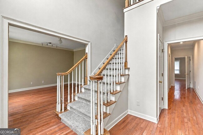 Building Photo - 3535 Claridge Dr NE