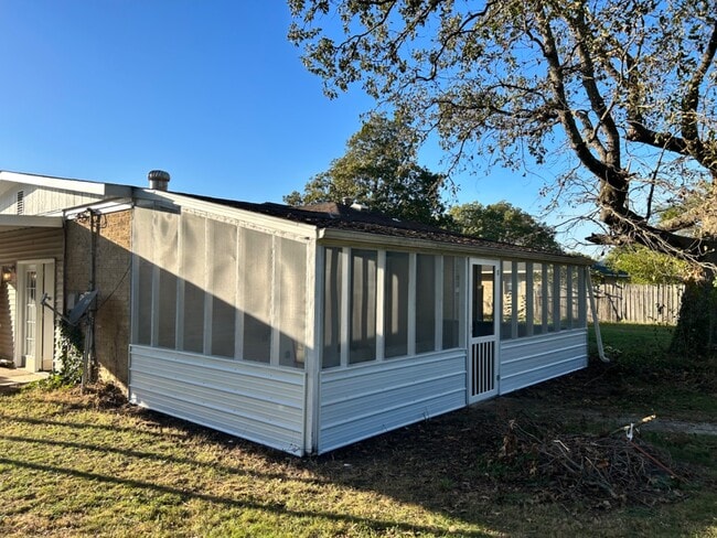 Building Photo - 414 Shady Ln
