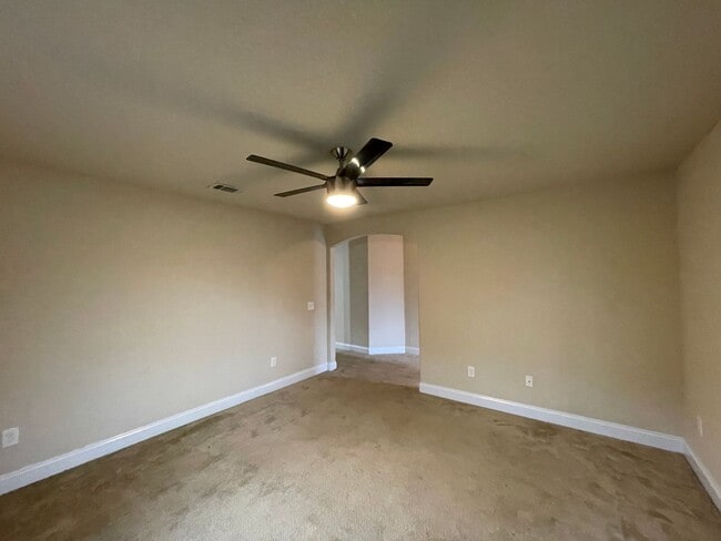Building Photo - Great 3 Bedroom
