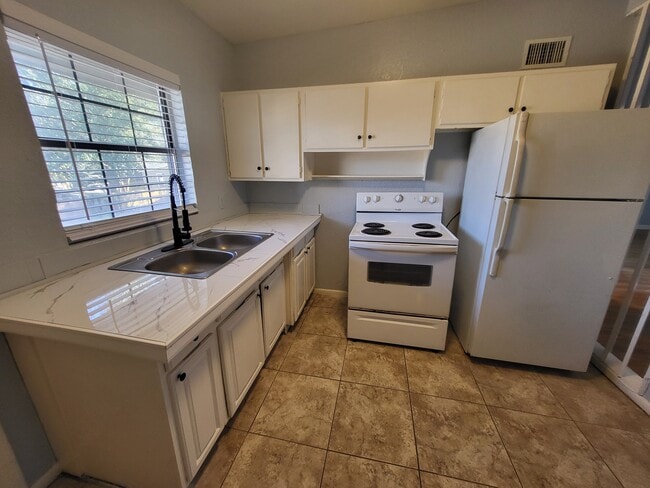 Building Photo - 2648 Dellwood Ave