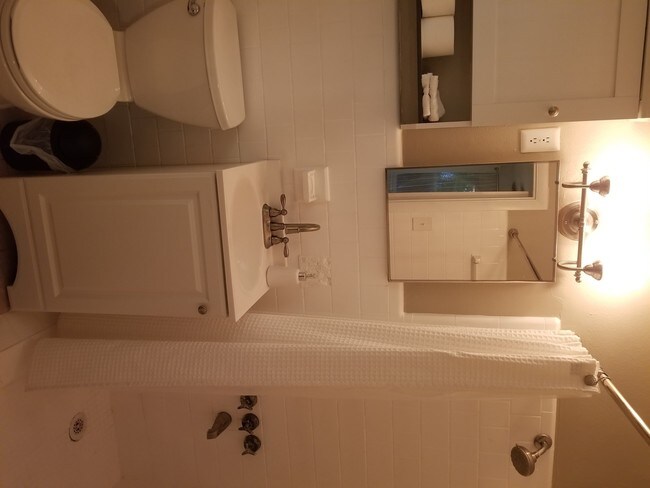 Baño Apartamento A - 14046 Vivian Dr