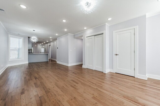 Building Photo - 2550 W Balmoral Ave