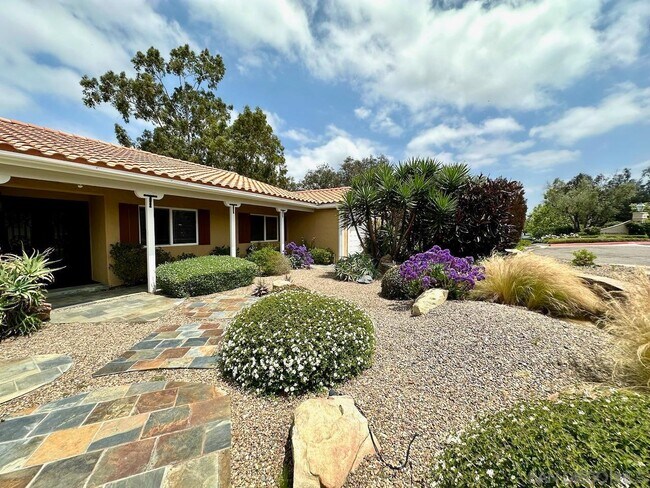 Building Photo - 17520 Bernardo Oaks Dr