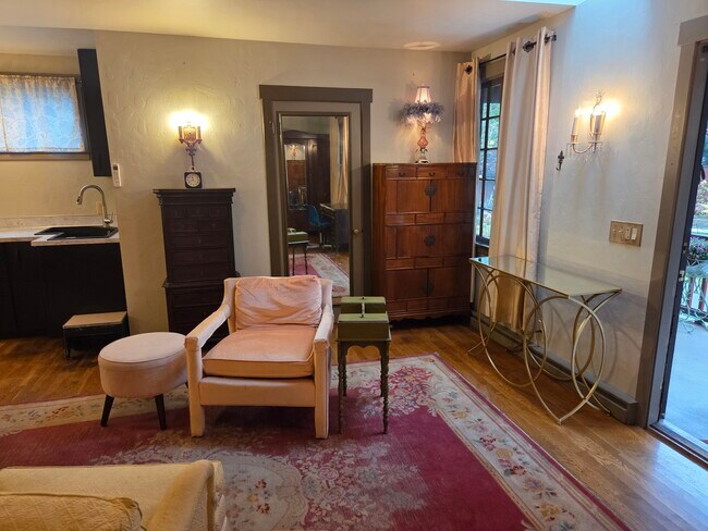 Foto del edificio - 1524 Brawne Ave NW