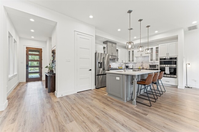 Building Photo - 1228 Wycliffe Dr