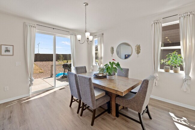 Foto del edificio - Bright and Beautiful Home with Gourmet Kitchen & Hardwood Floors