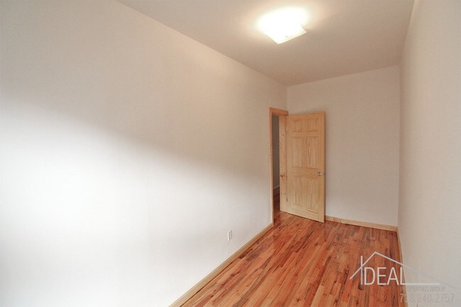 Foto del edificio - 294 McGuinness Boulevard #cR