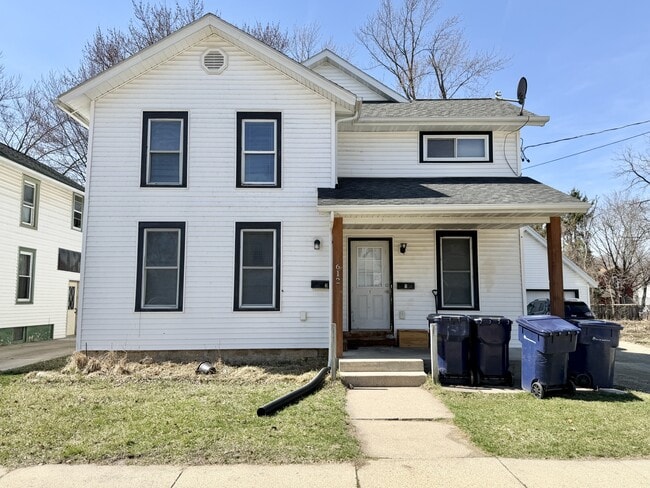 Building Photo - 612 Cherry St