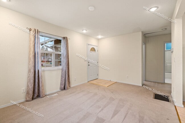Building Photo - Darling 2 Bedroom North Tabor Home With Of...