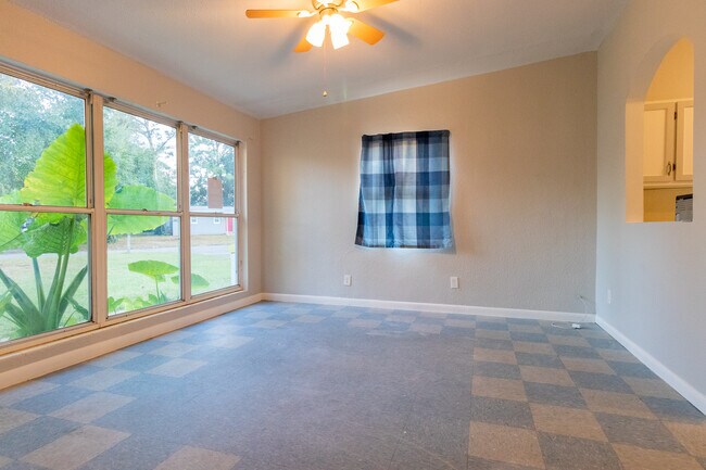 Building Photo - 708 Edison Dr