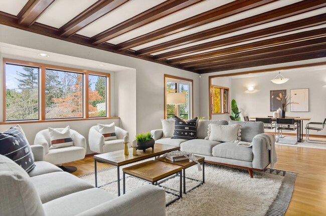 Foto del edificio - Stunning Portland Home with Open Floor Plan, Gourmet Kitchen, and Spa-Like Bathroom!