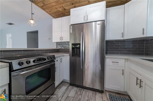 Building Photo - 2026 NE 33rd St