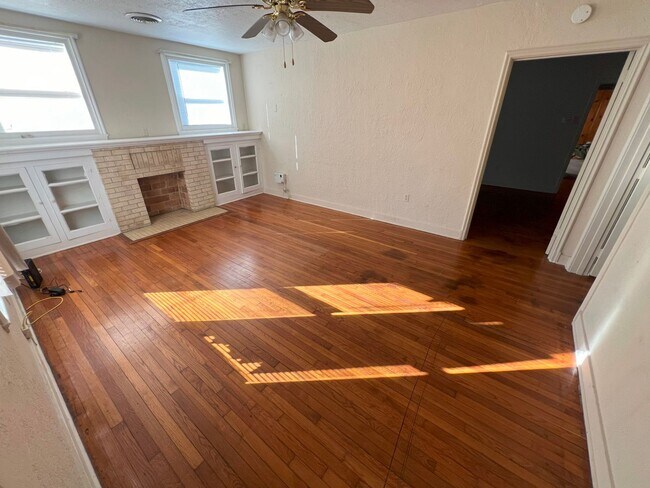 Building Photo - 3 bedroom, 2 bath home located in Baton Ro...