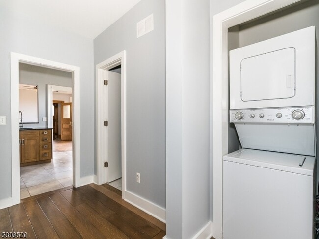 Building Photo - 81 Main St