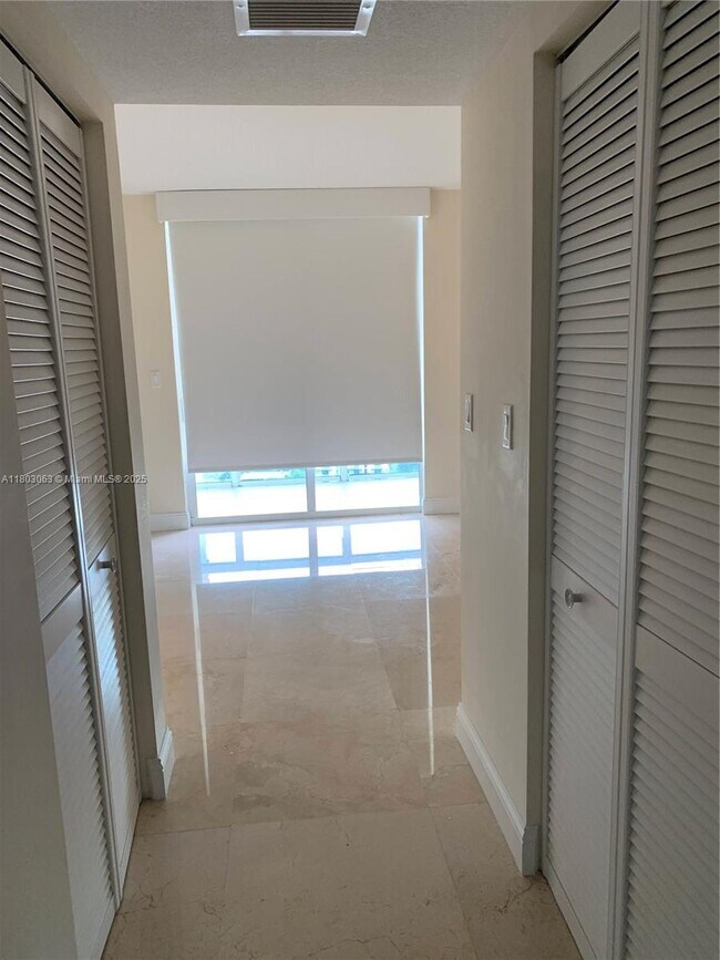 Building Photo - 1800 N Bayshore Dr