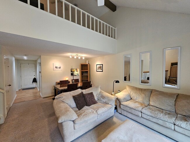 Building Photo - 1 Bedroom, 1.5 Bath Quarry Townhouse