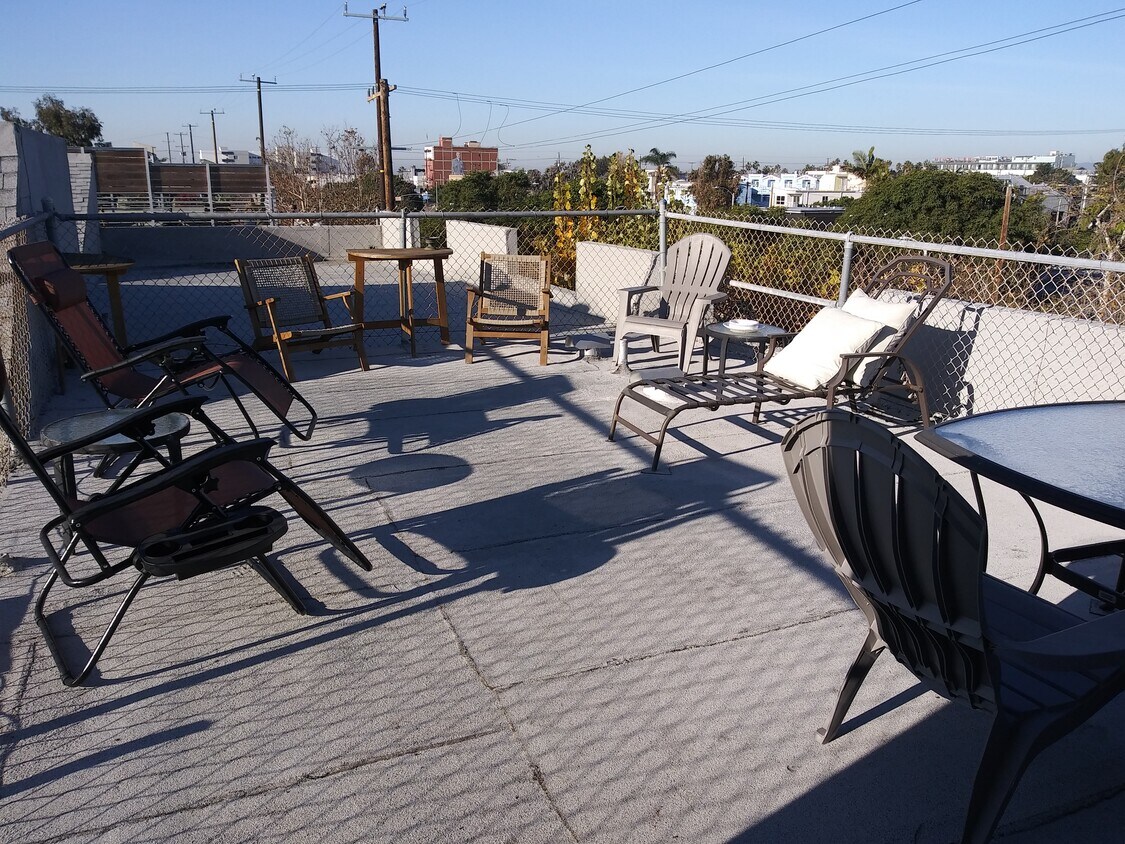 Foto del edificio - 408 S Venice Blvd