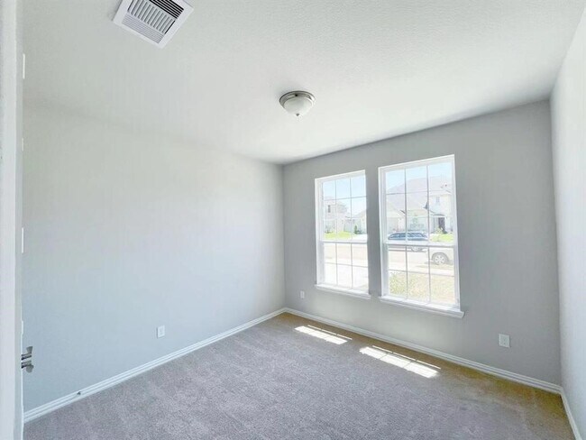 Building Photo - 440 Round Lake Dr