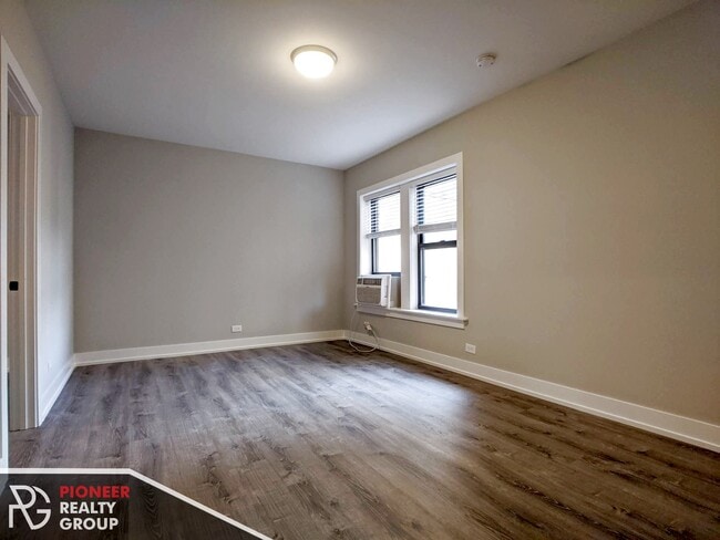 Building Photo - 709 W Brompton Ave