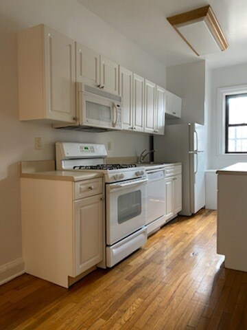 Building Photo - 132 N Chatsworth Ave
