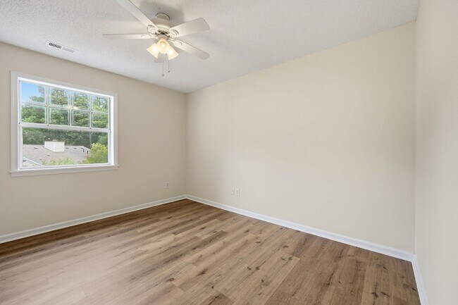 Foto del edificio - Updated 2BR Townhome in Prime Chapel Hill Location with Pool & Tennis!