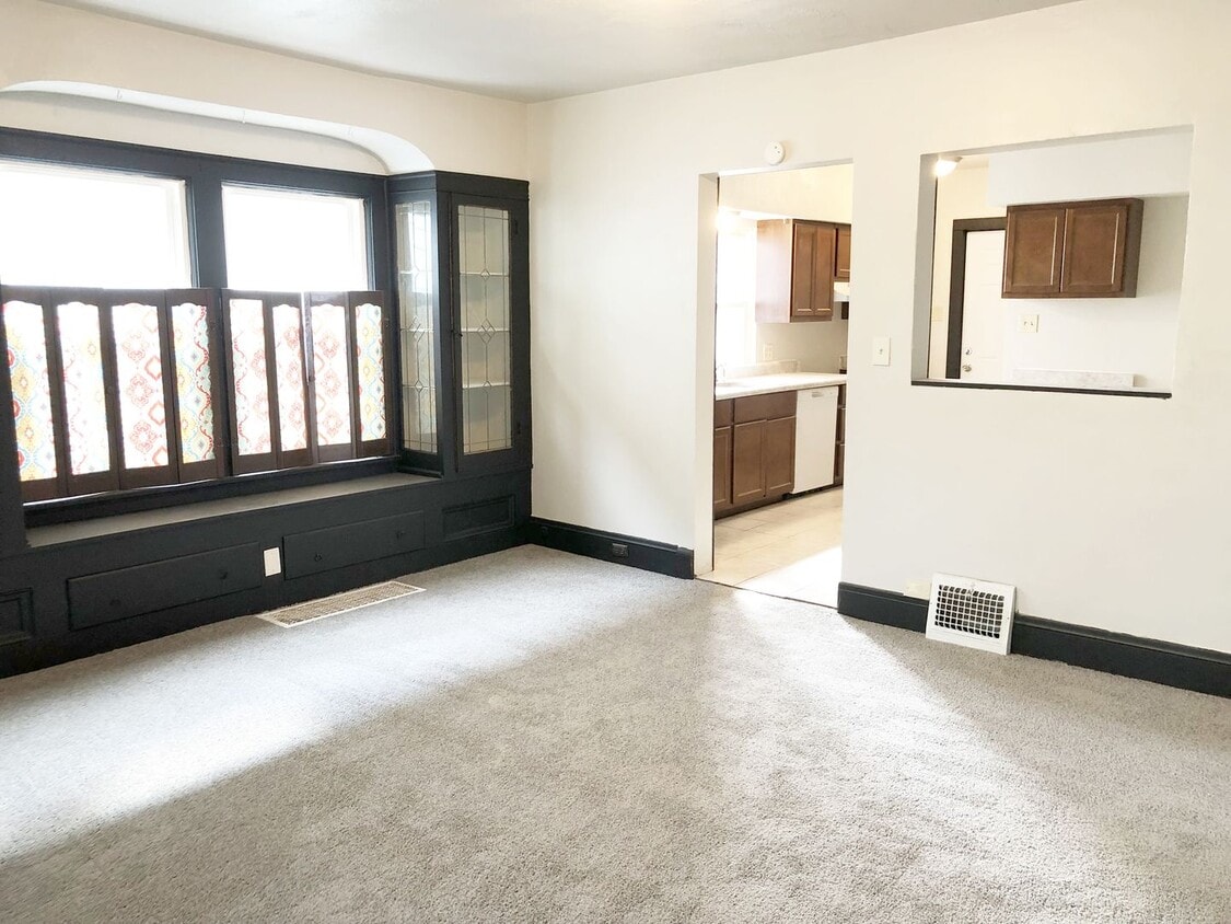 Foto principal - 3 Bed 1 Bath Single Family Home In South B...