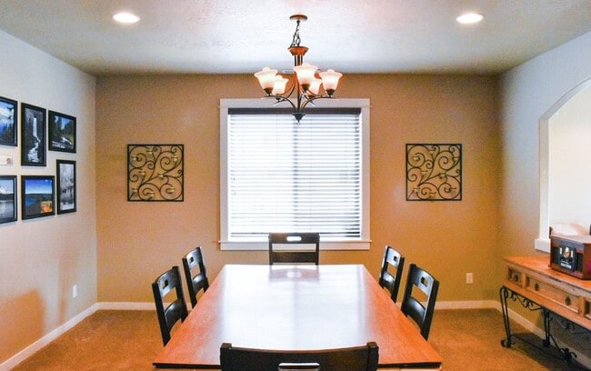 Foto del edificio - Spacious 5 Bed/2.5 Bath Single Family Home...