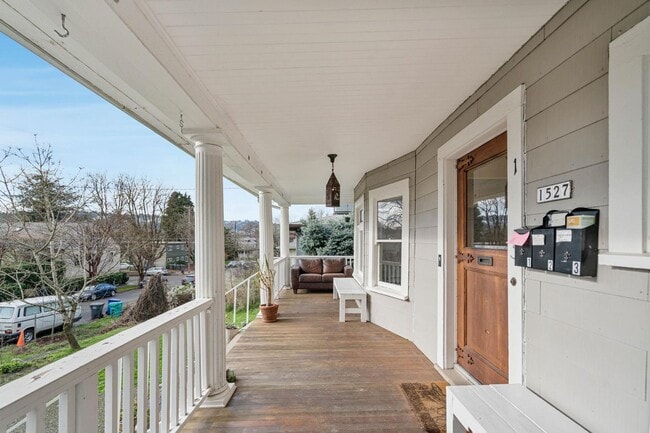 Building Photo - Charming 1-bdrm/1-bath in 1900s Victorian triplex—Prime location, shared laundry & yard