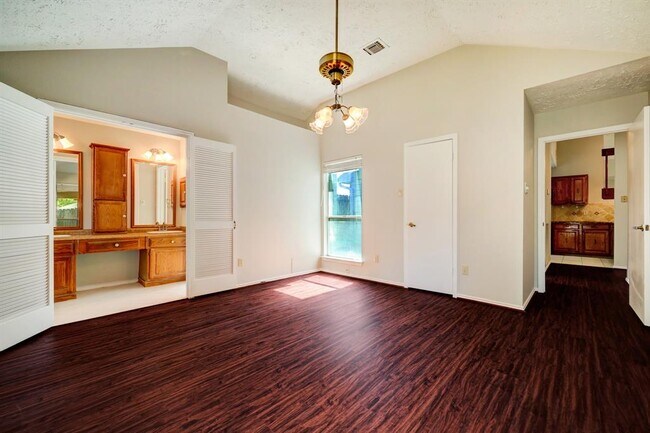 Building Photo - 12415 Meadow Ridge Dr