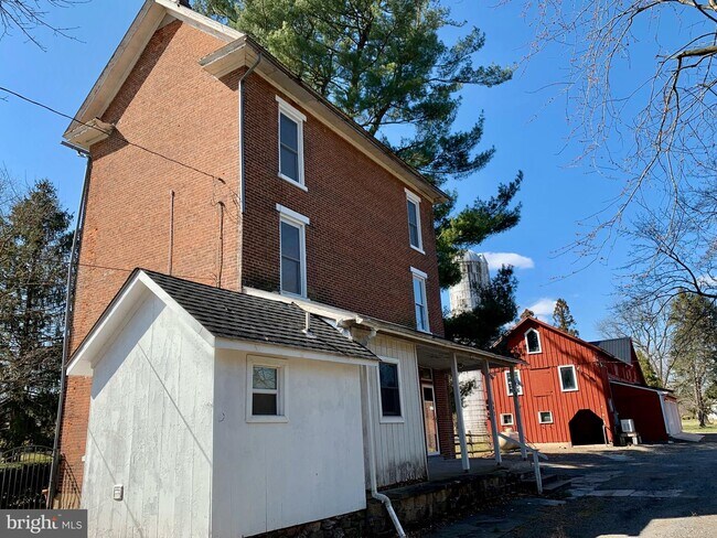 Building Photo - 643 Wayside Way