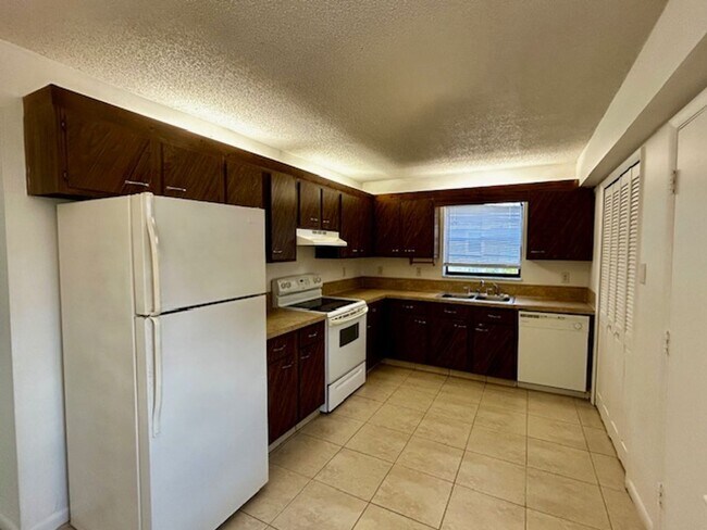 Foto del edificio - 3 bedroom, 2 bath, 2 car garage, screen porch