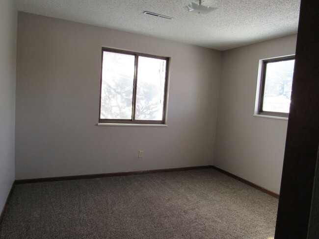 Building Photo - Centrally Located 2 Bedroom w/ Central Air