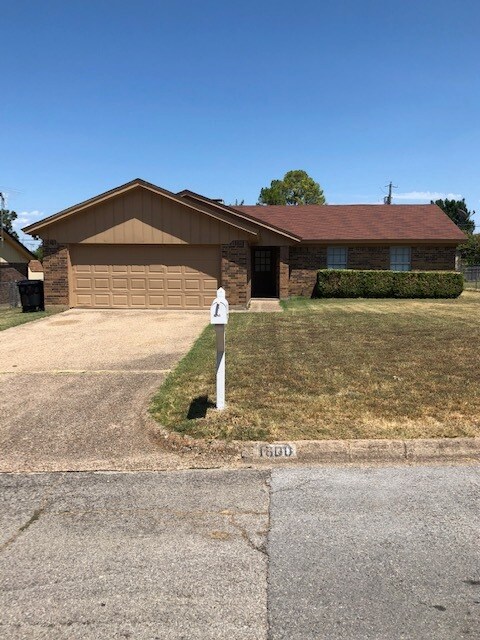 Foto principal - 1600 Woodside Ln E