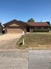 Building Photo - 1600 Woodside Ln E