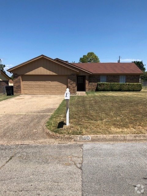 Building Photo - 1600 Woodside Ln E