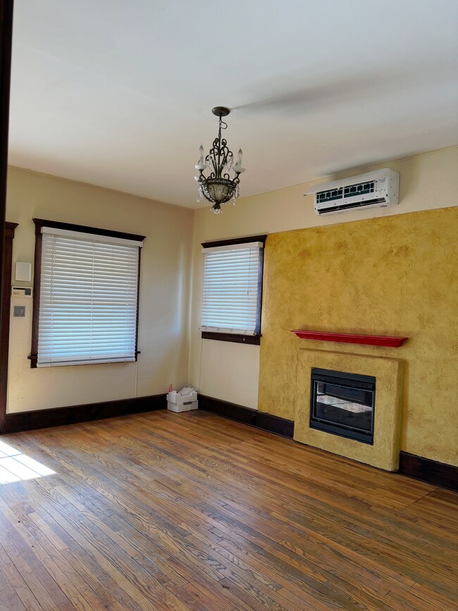Chimenea de gas, mini split - 525 N 1st Ave